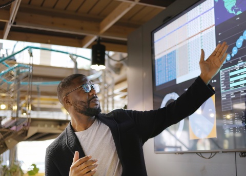 Employee giving a presentation on cultural differences in globally expanding businesses