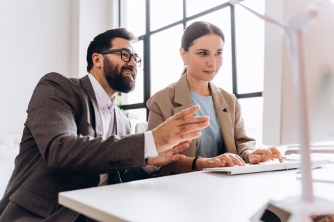 Global HR managers discussing payroll tax in Iraq