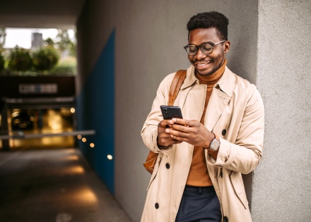 Global HR manager researching the average salary in Uzbekistan