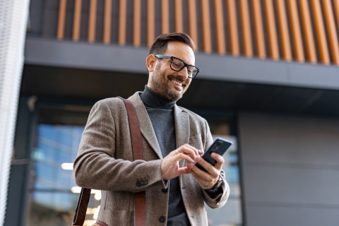 CHRO researching how to hire in Qatar on his smartphone.