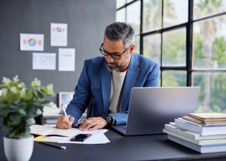 Global hiring manager researching how to hire in Niger.