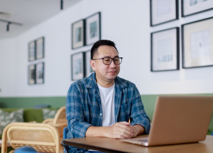 Global HR manager researching the best countries to hire AI talent