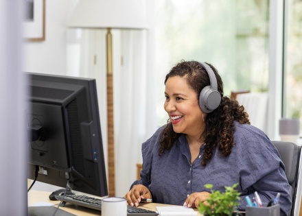 HR manager learns about global HR compliance services for small businesses