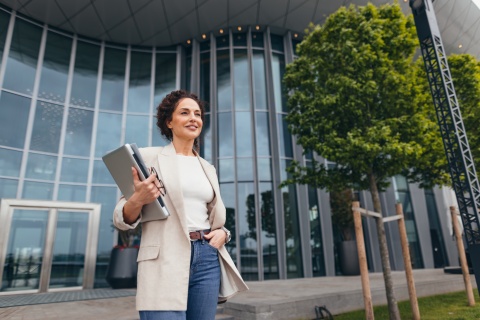 HR manager thinking about the average salary in Uruguay
