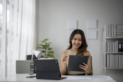 Global HR manager researching the average salary in Paraguay