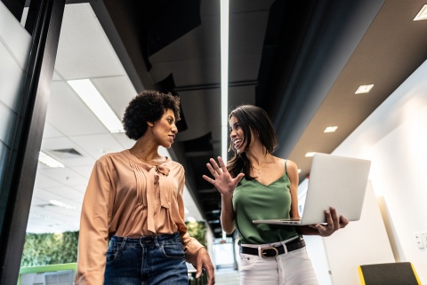 Global HR managers discussing the average salary in Oman