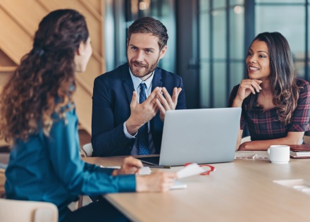 Global HR managers discussing the average salary in Panama