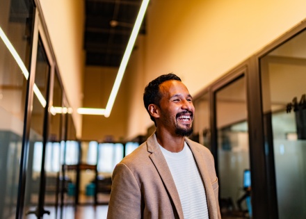 HR professional talking about the average salary in Dubai & the UAE