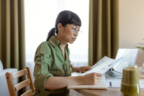 Global HR manager researching legal work authorization in Turkey