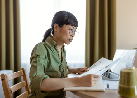 Global HR manager researching legal work authorization in Turkey