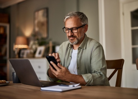 Global HR manager reading about work visa in Niger