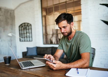 Global HR manager researching the average salary in Niger