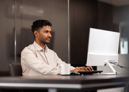 Global HR manager researching the average salary in Georgia