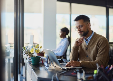 Global HR manager researching the average salary in Morocco