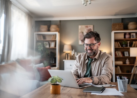 Payroll professional researching how bonuses are taxed in America