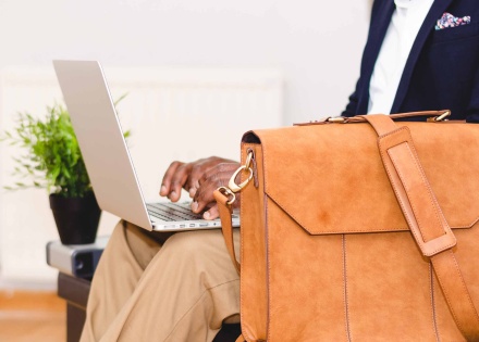 Pros and Cons of International Contractors