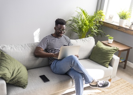 HR manager researching the average salary in Papua New Guinea