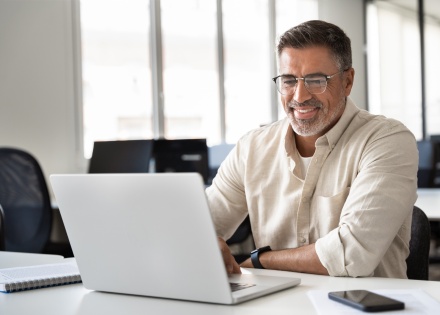 Global HR manager researching the average salary in Sudan