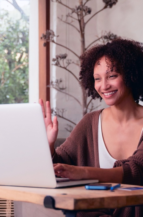 Employer greeting new employee on computer after EOR global hire.