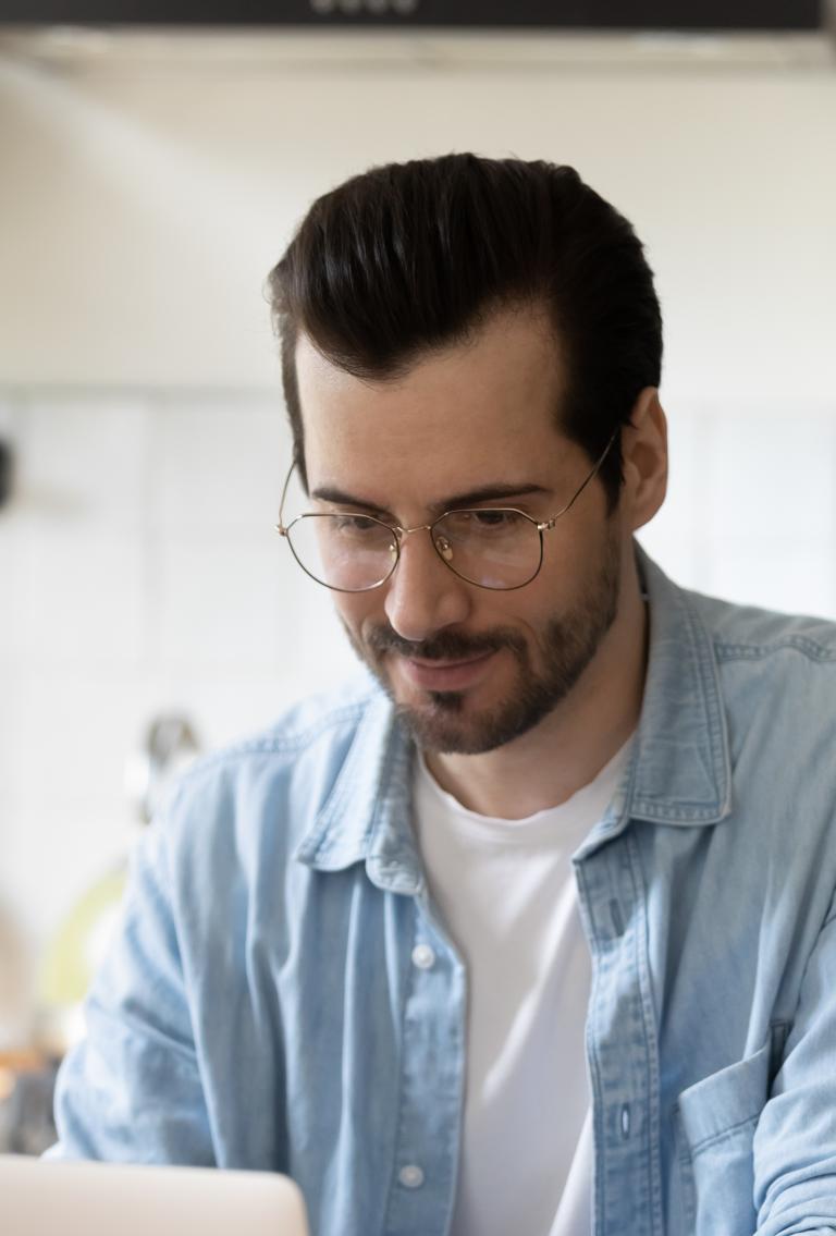 Employer reading how Pebl supports EOR for technology on laptop.