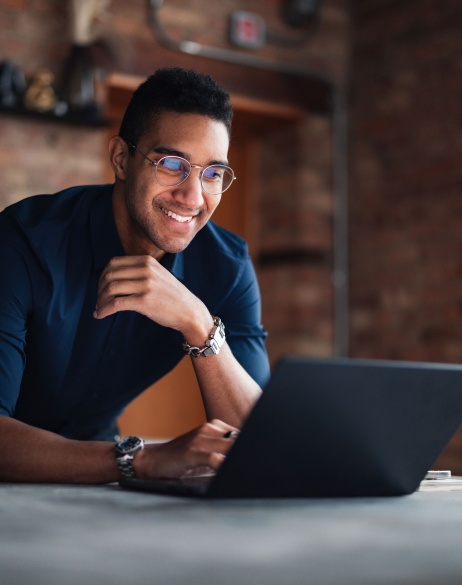 Male employer using EOR service to hire software engineers on laptop.