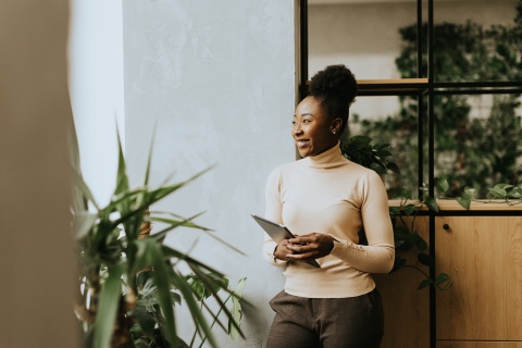 HR manager thinking about employing an EOR vs a COR