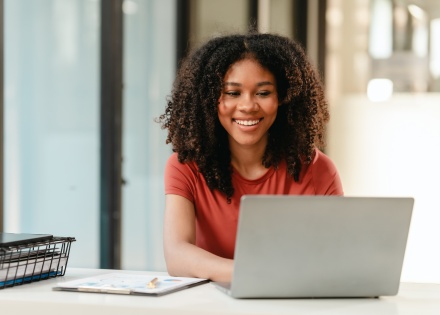 Global HR manager researching payroll tax in Serbia