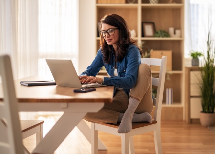 Global HR manager researching the average salary in Iceland