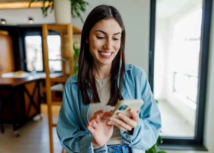 Global HR manager researching the average salary in Romania