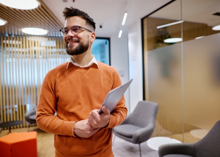 Global HR professional reporting on the average salary in the UK