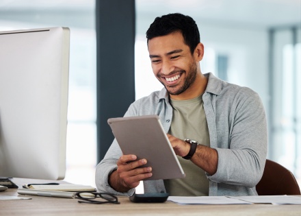 Global HR manager researching the average salary in Israel