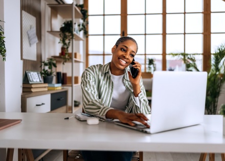 Global payroll manager researching payroll processing in the UAE