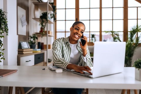 Global payroll manager researching payroll processing in the UAE