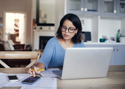 Global HR manager researching the average salary in Peru